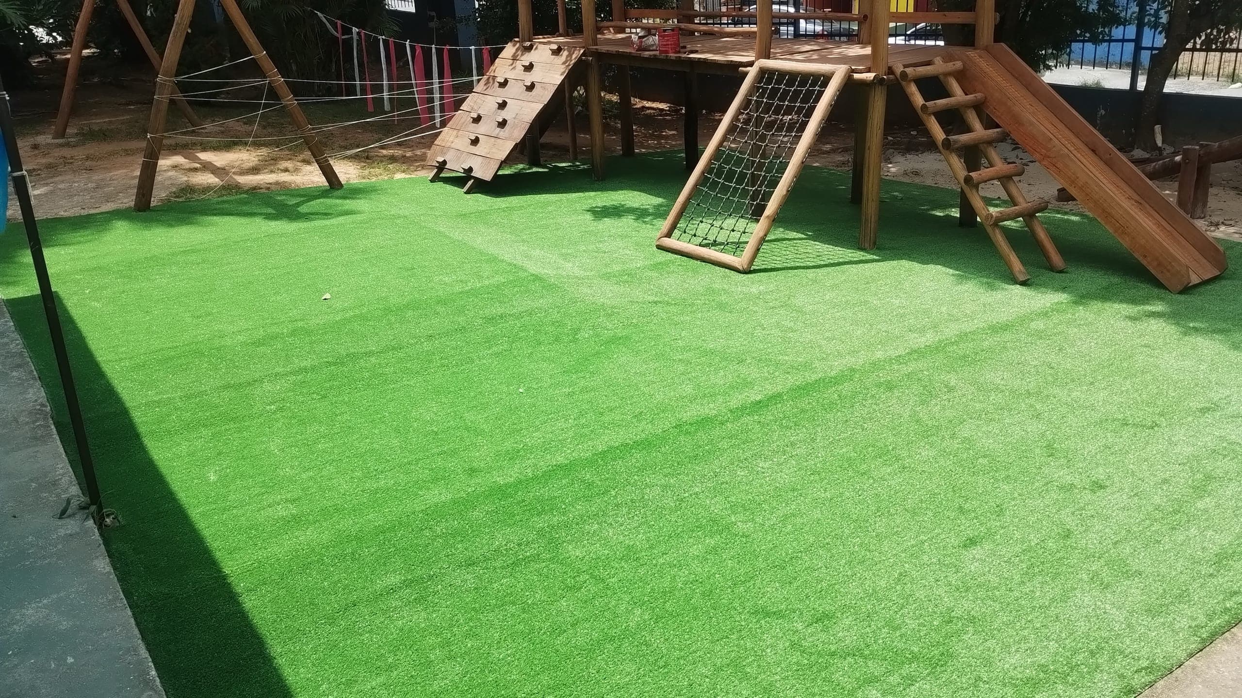 Grama sintética instalada em playground escolar