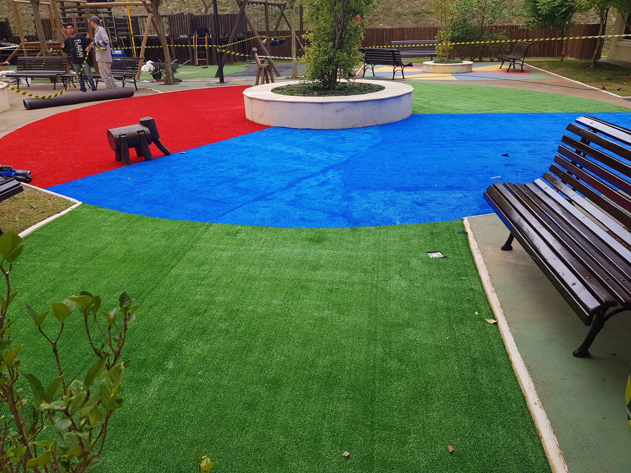Grama sintética colorida instalada em área de playground