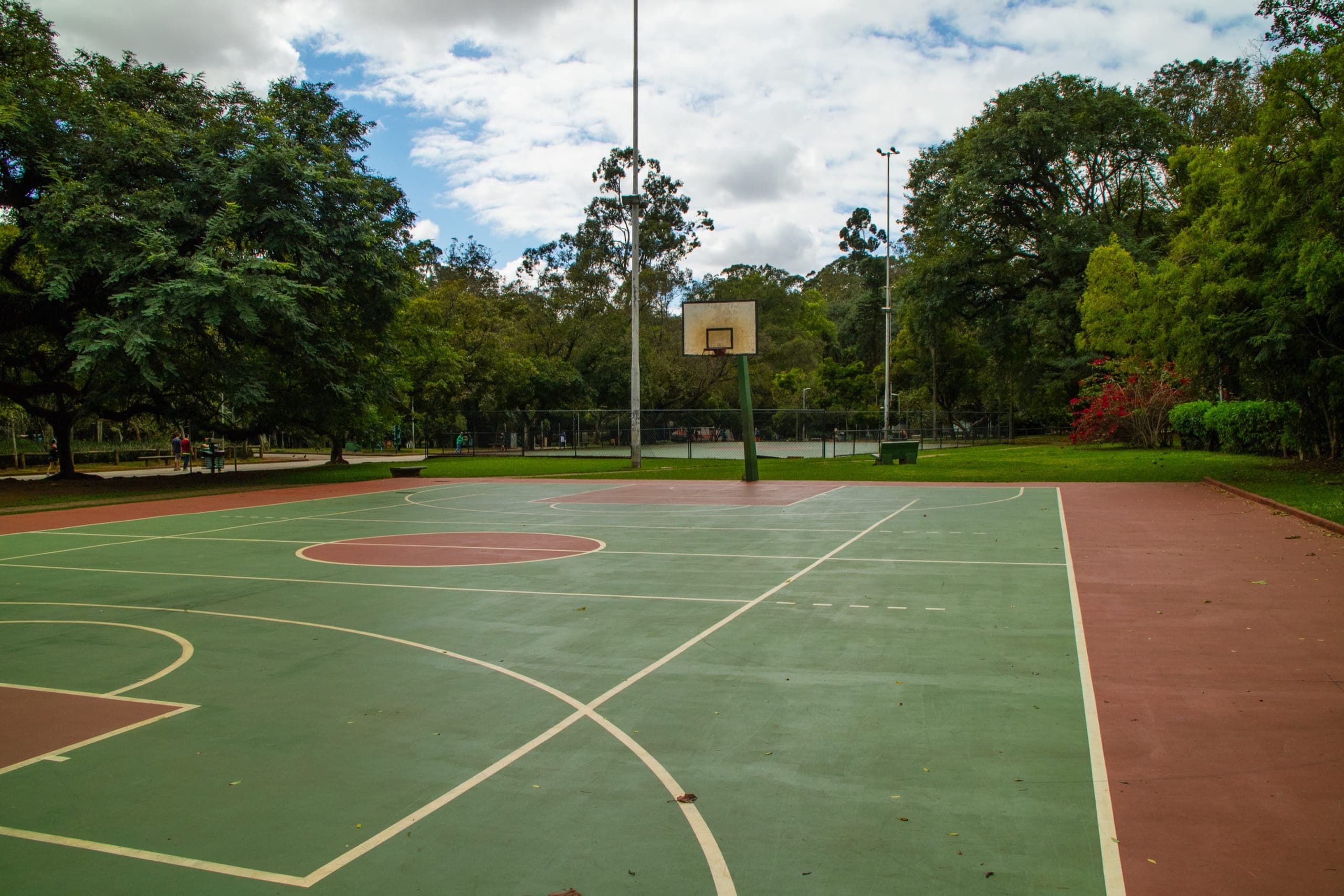 Quadra poliesportiva com grama sintética instalada